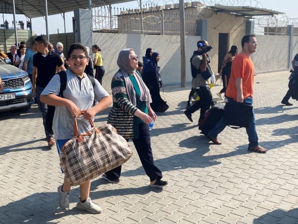 Palestinos com dupla cidadania caminham no posto fronteiriço de Rafah com o Egito, na esperança de obter permissão para deixar Gaza, em meio ao conflito em curso entre Israel e o grupo islâmico palestino Hamas, em Rafa, no sul da Faixa de Gaza, em 1º de novembro de 2023. REUTERS/Arafat Barbakh