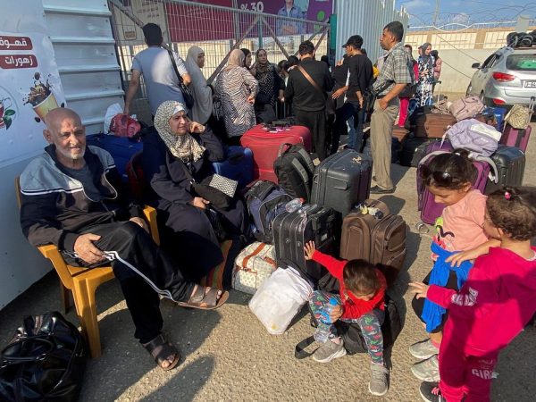 Palestinos com dupla cidadania esperam na fronteira de Rafah com Egito na esperança de obter permissão para sair de Gaza
 1/11/2023    REUTERS/Arafat Barbakh