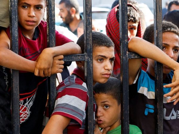 Children wait for the arrival of Palestinian workers, who were in Israel during the Hamas October 7 attack, at the Rafah border after being sent back by Israel to the strip, in the southern Gaza Strip, November 3, 2023. REUTERS/Ibraheem Abu Mustafa     TPX IMAGES OF THE DAY
