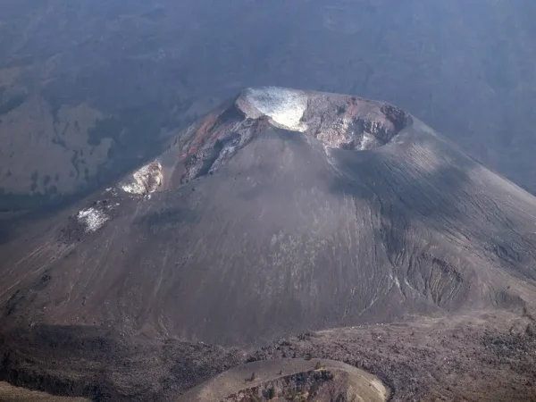 07.11.2023, Senaru, Lombok, IDN - Blick auf den Gunung Barujari im Krater des Mount Rinjani. asiatisch, Asien, aussen, Aussenaufnahme, Berg, Berglandschaft, Caldera, Gebirge, Gunung Barujari, Gunung Rinjani Nationalpark, Herbst, Indonesien, indonesisch, Inselbogen-Vulkan, Jahreszeit, Krater, Landschaft, Landschaftsaufnahme, Lombok, Mount Rinjani, Nationalpark, Natur, niemand, QF, Querformat, Rinjani, Schichtvulkan, Senaru, Suedostasien, Sundabogen, Vulkan, Vulkangegend, vulkanisch, Vulkanlandschaft 231107D455LOMBOK.JPG *** 07 11 2023, Senaru, Lombok, IDN View of Gunung Barujari in the crater of Mount Rinjani Asian, Asia, exterior, outdoor, mountain, mountain landscape, caldera, mountain range, Gunung Barujari, Gunung Rinjani National ParNo Use Switzerland. No Use Germany. No Use Japan. No Use Austria