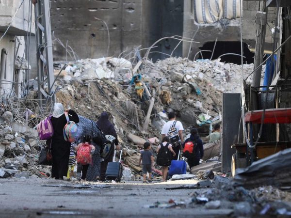 Palestinos carregam pertences ao fugir de suas casas na Cidade de Gaza
 7/11/2023   REUTERS/Mohammed Al-Masri