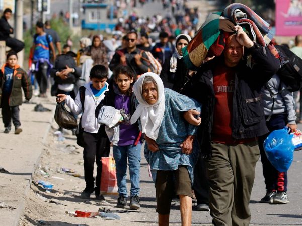 Palestinos deixam  norte da Faixa de Gaza em direção ao sul do enclave durante ataques israelenses na Faixa de Gaza
10/11/2023 REUTERS/Ibraheem Abu Mustafa