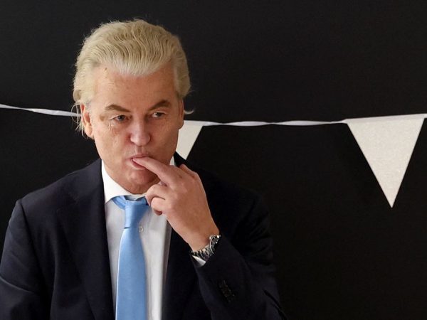 Líder do partido de extrema-direita holandês PVV, Geert Wilders, durante reunião com membros de seu partido no Parlamento da Holanda em Haia
23/11/2023 REUTERS/Yves Herman