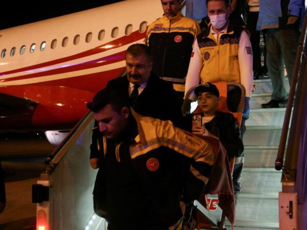 O ministro da Saúde turco, Fahrettin Koca, caminha enquanto a equipe médica carrega um paciente palestino com câncer que foi retirado de Gaza para o Egito e trazido para a Turquia de avião, no aeroporto de Esenboga, em Ancara, Turquia
16/11/2023
REUTERS/Cagla Gurdogan
