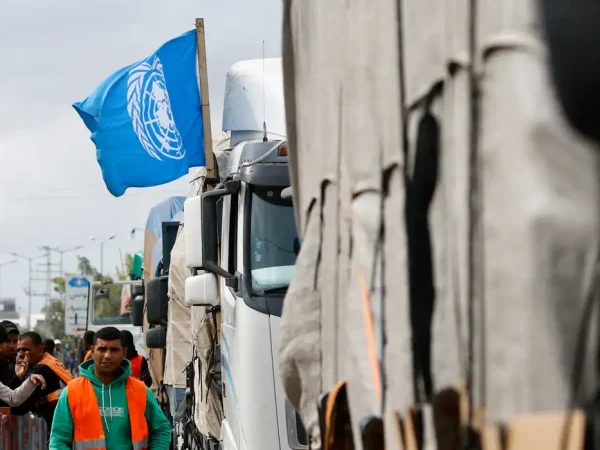 Bandeira da ONU em caminhão com ajuda humanitária a caminho de Gaza
27/11/2023
REUTERS/Ibraheem Abu Mustafa