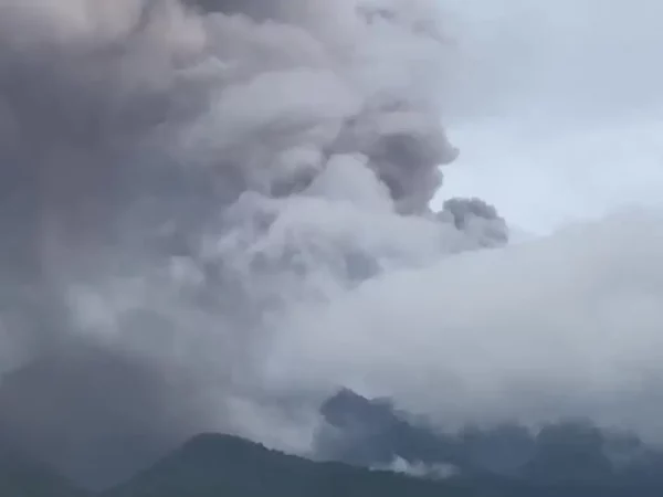 A erupção do Monte Merapi, na ilha de Samatra, começou nesse domingo. — Foto: © REUTERS