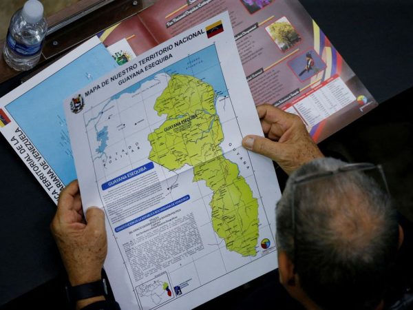 Membro da Assembleia Nacional da Venezuela segura um mapa que mostra a disputada região de Essequibo como parte da Venezuela
06/12/2023
REUTERS/Leonardo Fernandez Viloria