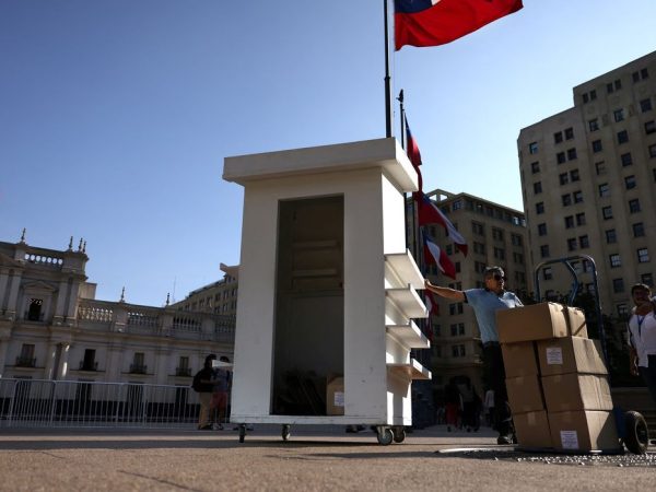 Trabalhadores entregam caixas contendo exemplares da proposta de nova Constituição do Chile em Santiago
27/11/2023 REUTERS/Ivan Alvarado