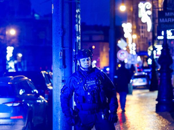 Policial protege área após ataque a tiros em um dos edifícios da Universidade Charles em Praga
21/12/2023
REUTERS/David W Cerny