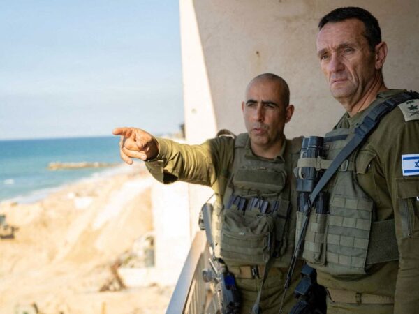 Israel. 26/12/2023 Chefe militar de Israel, Herzi Halevi, ouve oficial durante visita a soldados envolvidos na guerra contra o Hamas.
Forças de Defesa de Israel/Divulgação via REUTERS