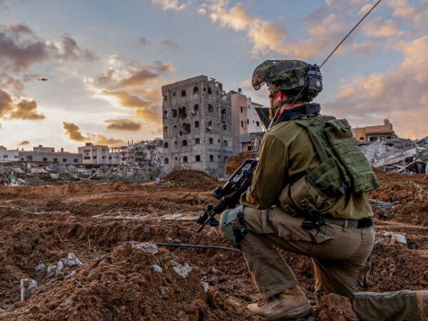 Soldado israelense durante operação militar na Faixa de Gaza
27/12/2023 Forças Israelenses de Defesa/Divulgação via REUTERS