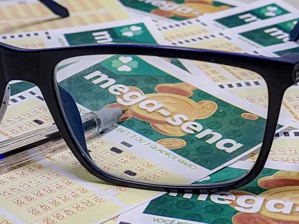 22/06/2023 - Brasília - Mega-Sena, concurso da  Mega-Sena, jogos da  Mega-Sena, loteria da  Mega-Sena. - Volantes da Mega Sena sendo preenchidos para apostas em casas lotéricas da Caixa. Foto: Rafa Neddermeyer/Agência Brasil