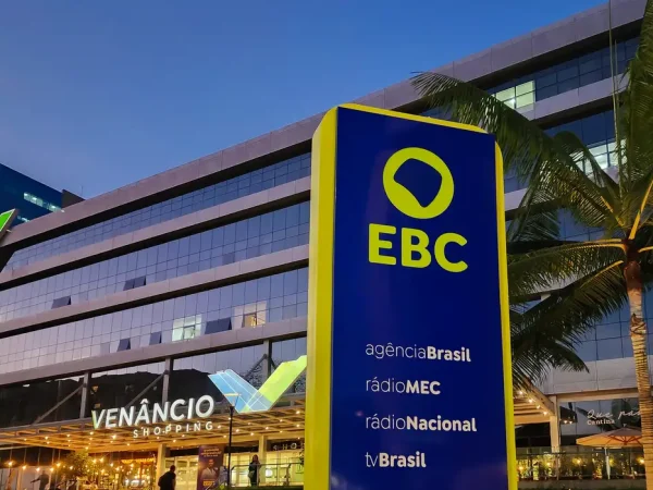 Brasília (DF), 24/10/2023, Totem na fachada da EBC, com a nova logo marca, que fica na entrada da Empresa Brasil de Comunicação, localizado no Venâncio Shopping em Brasília. Foto: Rafa Neddermeyer/Agência Brasil