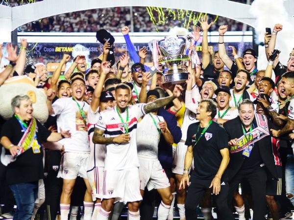 A vitória na final rendeu ao São Paulo a premiação de R$ 70 milhões. — Foto: Alexandre Battibugli/FPF/PLACAR
