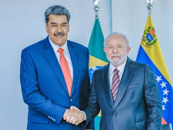 Por telefone, a conversa entre Lula e Maduro durou cerca de 30 minutos. — Foto: Ricardo Stuckert/PR