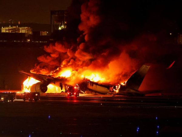 Avião A350 da Japan Airlines em chamas no aeroporto internacional de Haneda, em Tóquio 02/01/2024. Foto: REUTERS/Issei Kato