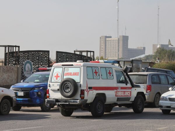 Ambulância iraquiana na sede de milícia atacada em Bagdá
 4/1/2024   REUTERS/Ahmed Saad