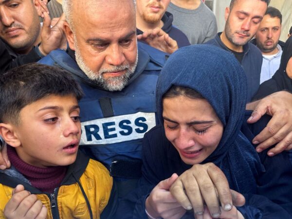 O jornalista da Al Jazeera Wael Al-Dahdouh abraça filha e filho enquanto comparecem ao funeral de outro filho, o jornalista palestino Hamza Al-Dahdouh, morto em um ataque israelense, em Rafah, no sul da Faixa de Gaza
07/01/2024
REUTERS/Mohammed Salem