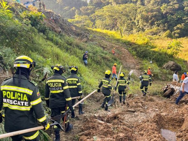 O deslizamento de terra cobriu uma estrada que liga as cidades de Quibdo e Medellín. — Foto: © Reuters/Colombian Police