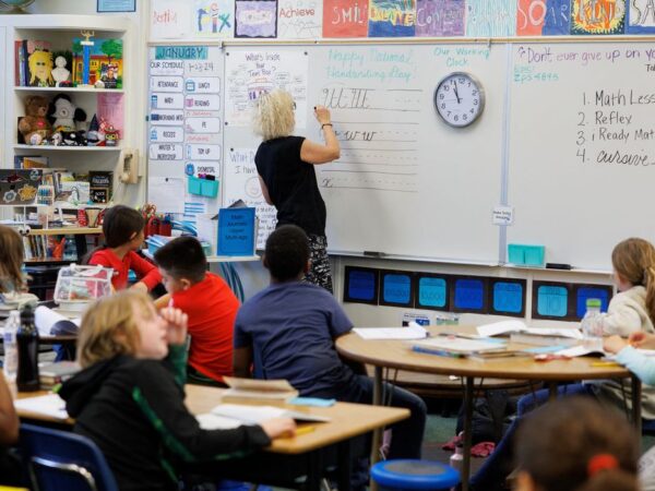Pamela Keller, professora da Orangethorpe Elementary School, ensina escrita cursiva aos alunos, em Fullerton, Califórnia, EUA, 23 de janeiro de 2024. REUTERS/Mike Blake