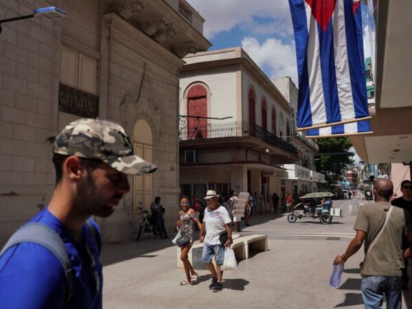 Banderas de Cuba em uma rua comercial no centro de Havana
20/07/2022
REUTERS/Alexandre Meneghini