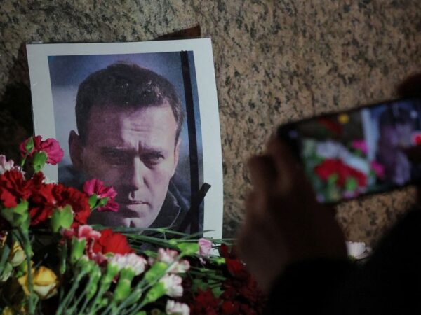 Flores colocadas ao lado de uma foto do líder da oposição russa Alexei Navalny no monumento às vítimas da repressão política, em São Petersburgo, Rússia, após a morte de Navalny 
16/02/2024
REUTERS/Stringer