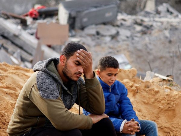 Palestinians react as they sit at the site of an Israeli strike on a house, amid the ongoing conflict between Israel and the Palestinian Islamist group Hamas, in Rafah in the southern Gaza Strip February 23, 2024. REUTERS/Ibraheem Abu Mustafa     TPX IMAGES OF THE DAY