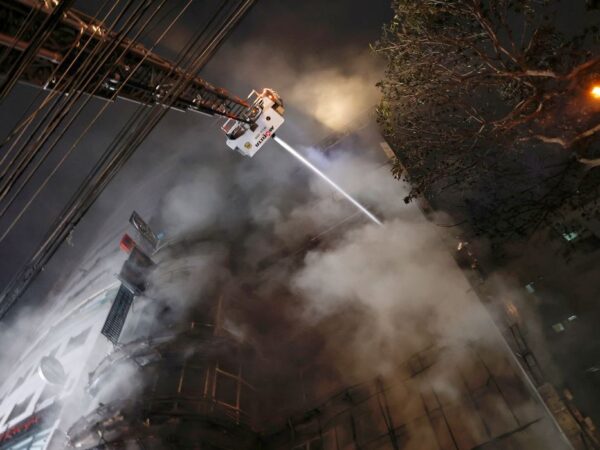 Incêndio em prédio em Daca
 29/2/2024   REUTERS/Mohammad Ponir Hossain