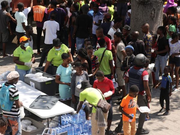 Moradores se reúnem para receber refeições em uma escola usada como abrigo em meio à violência, em Porto Príncipe
04/03/2024
REUTERS/Ralph Tedy Erol