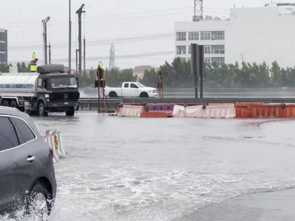 Fortes chuvas provicam alagamentos em Dubai. Reuters