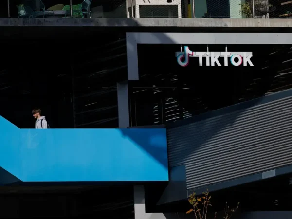 A person arrives at the offices of Tik Tok after the U.S. House of Representatives overwhelmingly passed a bill that would give TikTok's Chinese owner ByteDance about six months to divest the U.S. assets of the short-video app or face a ban, in Culver City, California, U.S., March 13, 2024.  Reuters/Mike Blake/Proibida reprodução