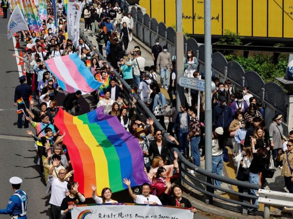 Manifestantes marcham em Tóquio para celebrar os avanços nos direitos LGBTQ e para pedir por igualdade nos direitos de casamento no Japão
23/04/2023 REUTERS/Issei Kato