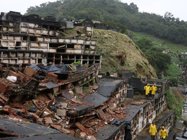 Petrópolis-RJ 23-03-2024 Trabalhador cobre escombros e caixões após fortes chuvas danificarem o Cemitério Municipal de Petrópolis, estado do Rio de Janeiro,  REUTERS/Pilar Olivares