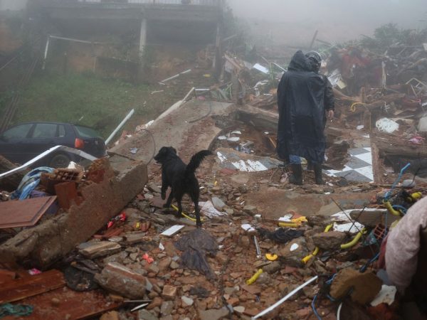 Petrópolis-RJ 23-03-2024 Trabalhador cobre escombros e caixões após fortes chuvas danificarem o Cemitério Municipal de Petrópolis, estado do Rio de Janeiro, Brasil, 23 de março de 2024. REUTERS/Pilar Olivares