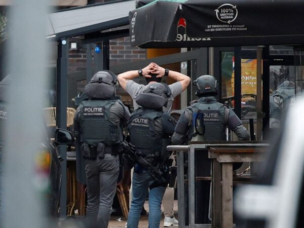 Policiais holandeses detêm uma pessoa perto do Café Petticoat, onde várias pessoas estão sendo mantidas reféns em Ede, Holanda, em 30 de março de 2024. REUTERS/Piroschka Van De Wouw TPX IMAGENS DO DIA