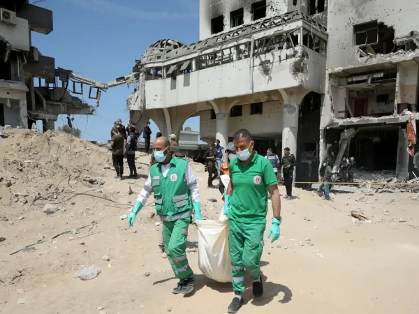 Rescuers and medics search for dead bodies inside the damaged Al Shifa Hospital after Israeli forces withdrew from the hospital and the area around it following a two-week operation, amid the ongoing conflict between Israel and Hamas, in Gaza City April 8, 2024. Reuters/Dawoud Abu Alkas/Proibida reprodução
