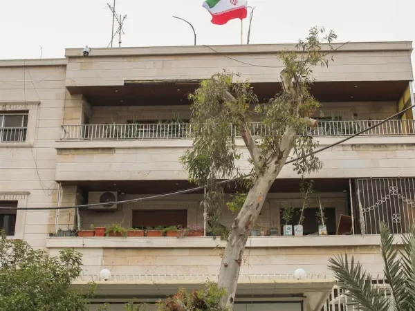 Bandeira iraniana no consulado do Irã em Damasco
 8/4/2024    REUTERS/Firas Makdesi