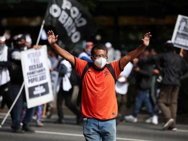 Manifestantes protestam contra plano econômico do presidente Javier Milei, em Buenos Aires
10/04/2024
REUTERS/Agustin Marcarian