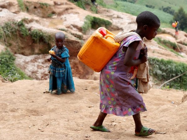 Criança carrega água no Congo
01/12/2018.  REUTERS/Goran Tomasevic/File Photo