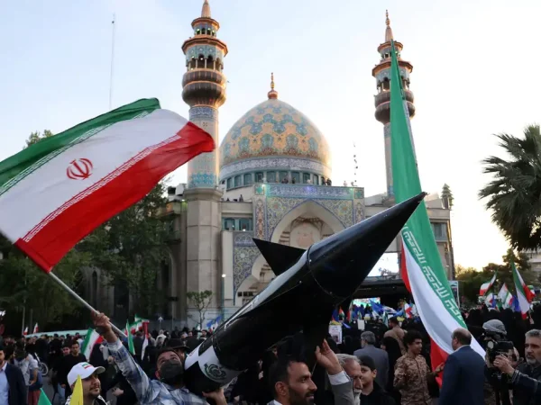 Iranianos com modelo de míssil durante celebração em Teerã
 15/4/2024    Majid Asgaripour/WANA (West Asia News Agency) via REUTERS