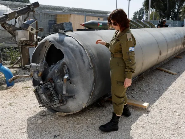 Militares de Israel mostram o que dizem ser míssil iraniano
 16/4/2024   REUTERS/Amir Cohen