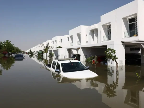 Carros e residências submersas em condomínio alagado, em Dubai
18/04/2024
REUTERS/Amr Alfiky