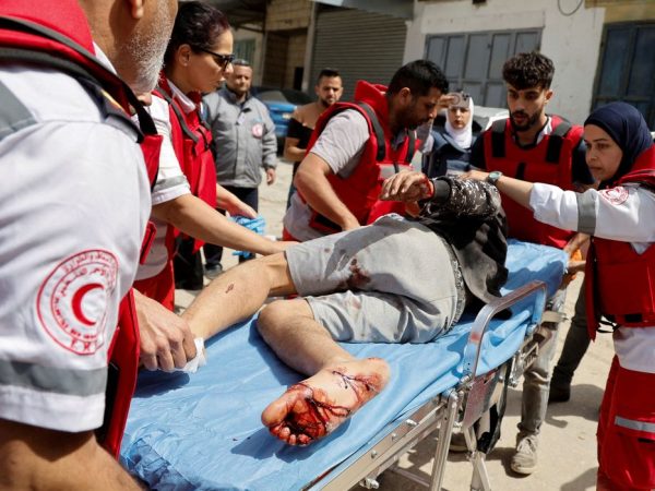 Cisjordânia 20/04/2024 Paramédicos auxiliam um homem ferido no campo de Nour Shams, em Tulkarm, na Cisjordânia ocupada por Israel, 20 de abril de 2024. REUTERS/Raneen Sawafta