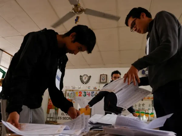 ELEIÇÕES EQUADOR -- Ballots are sorted ahead of the counting process in a referendum that asks voters to support mostly security-related questions to fight rising violence, in Quito, Ecuador April 21, 2024. REUTERS/Karen Toro