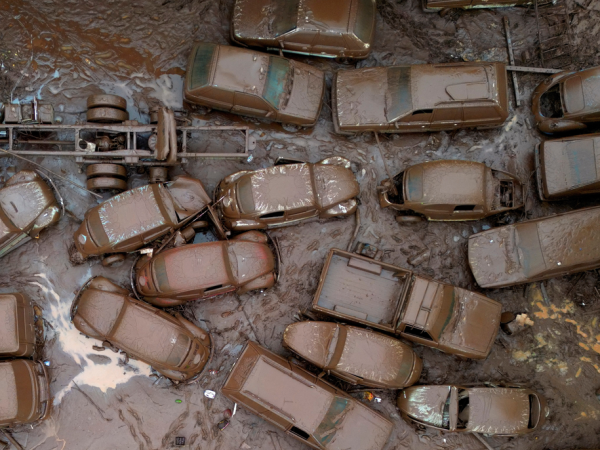 Imagem de drone do dia 3 de maio de 2024 mostra pilha de carros soterrados por enchente na cidade de Encanto após fortes chuvas que caíram sobre o Rio Grande do Sul — Foto: Diego Vara/Reuters