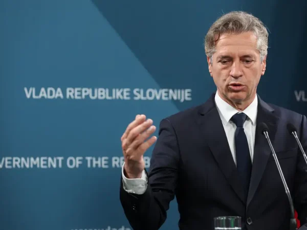 O primeiro-ministro esloveno, Robert Golob, fala em conferência de imprensa sobre o reconhecimento do Estado palestiniano, em Liubliana, Eslovénia, a 30 de maio de 2024. REUTERS/Borut Zivulovic