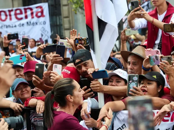 A candidata presidencial do partido governista Morena, Claudia Sheinbaum, cumprimenta apoiadores durante seu comício de lançamento de campanha na praça Zocalo, na Cidade do México, México, em 1º de março de 2024. REUTERS/Luis Cortes