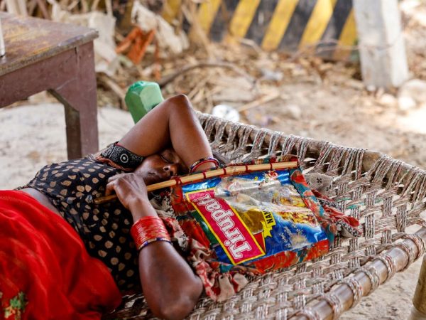 A trabalhadora agrícola Khilona, ​​de 50 anos, dorme em cama com leque feito à mão sob um galpão em sua casa, nas planícies aluviais de Yamuna, em um dia quente de verão durante onda de calor 
30/05/2024
REUTERS/Anushree Fadnavis