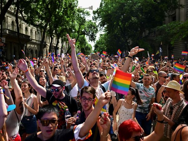 Budapeste 22/06/2024. Milhares de pessoas vão à Parada do Orgulho de Budapeste para protestar contra políticas anti-LGBTQ+. Foto REUTERS/Marton Monus