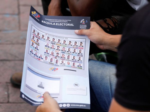 A man holds a flyer of the electoral ballot for the Presidential elections of July 28, in Caracas, Venezuela July 17, 2024. REUTERS/Leonardo Fernandez Viloria